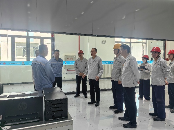 鞍钢集团董事长谭成旭莅临集控室参观指导1_副本.jpg 鞍钢集团董事长谭成旭莅临集控室参观指导1_副本.jpg